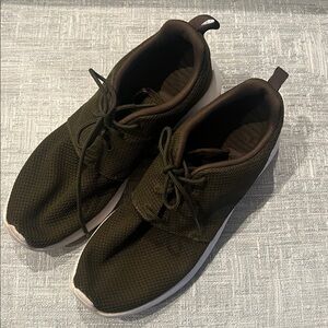 Nike Roshe One Sneakers Men's 8.5 Ultra Lightweight Running Shoe Cushioning